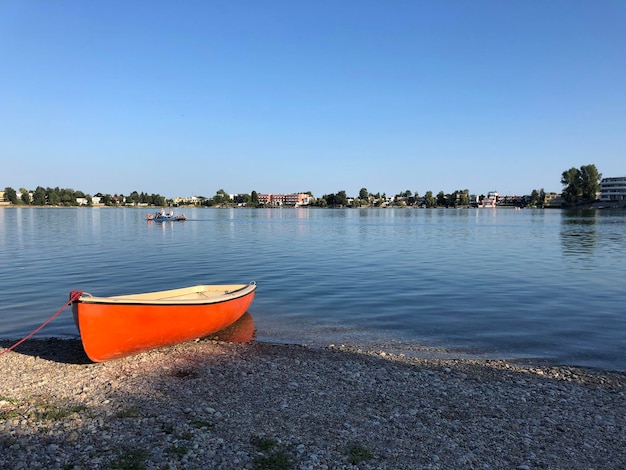 Foto schöner blick auf den see vor klarem himmel