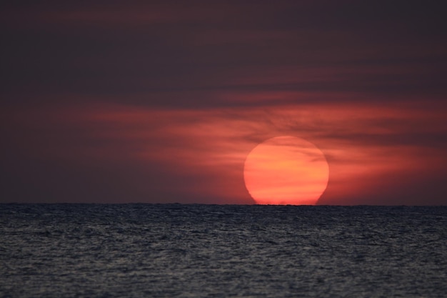 Foto schöner blick auf den sonnenuntergang über dem meer