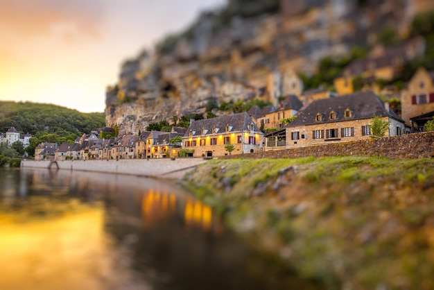 Schöner Blick auf den Sonnenuntergang über den Fluss Dordogne und das berühmte Dorf La Roque Gageac während des regnerischen Wetters in Frankreich. Tilt-Shift-Bildtechnik