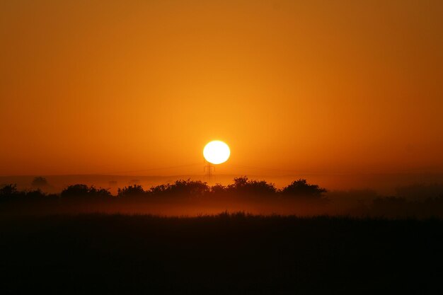 Schöner Blick auf den Sonnenuntergang über einer mit Nebel bedeckten Landschaft