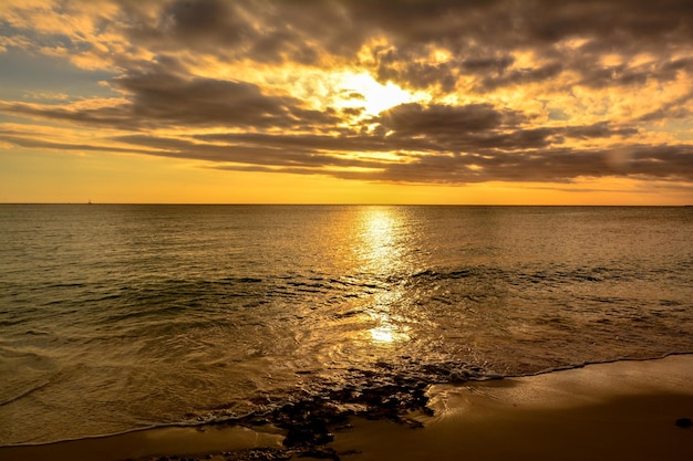 Schöner Blick auf den Strand gegen den bewölkten Himmel beim Sonnenuntergang
