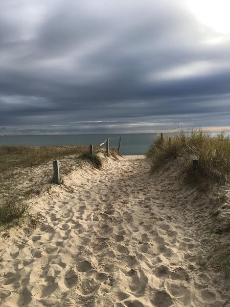 Foto schöner blick auf den strand gegen den himmel