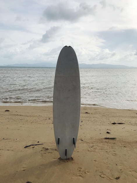 Foto schöner blick auf den strand gegen den himmel