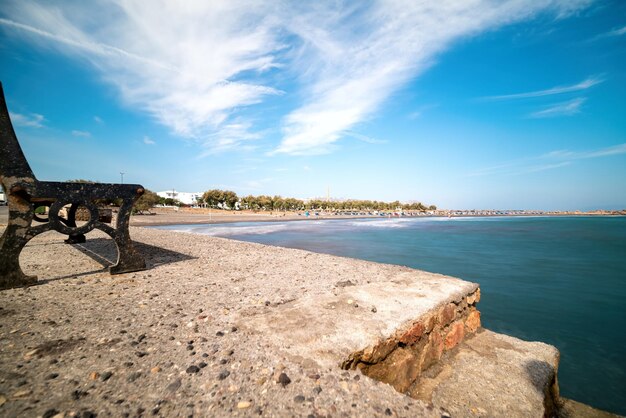 Foto schöner blick auf den strand gegen den himmel