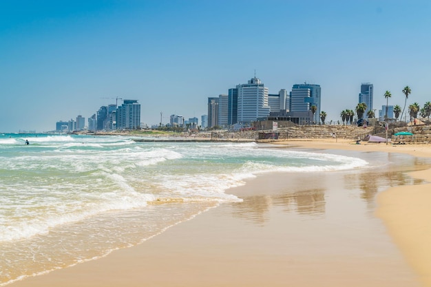 Schöner Blick auf den Strand in der Stadt vor klarem blauen Himmel