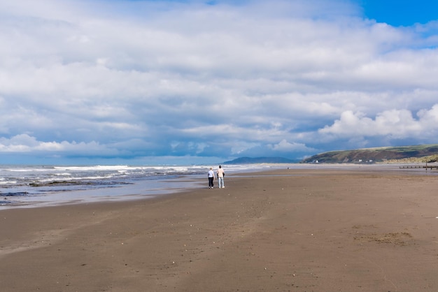 Schöner Blick auf den Strand vor bewölktem Himmel