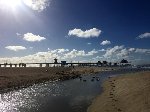 Foto schöner blick auf den strand vor bewölktem himmel