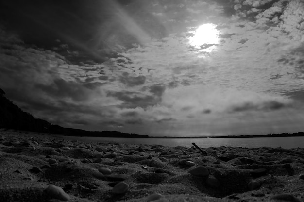 Schöner Blick auf den Strand vor bewölktem Himmel