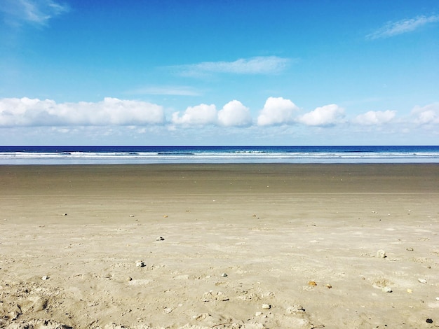 Foto schöner blick auf den strand vor blauem himmel