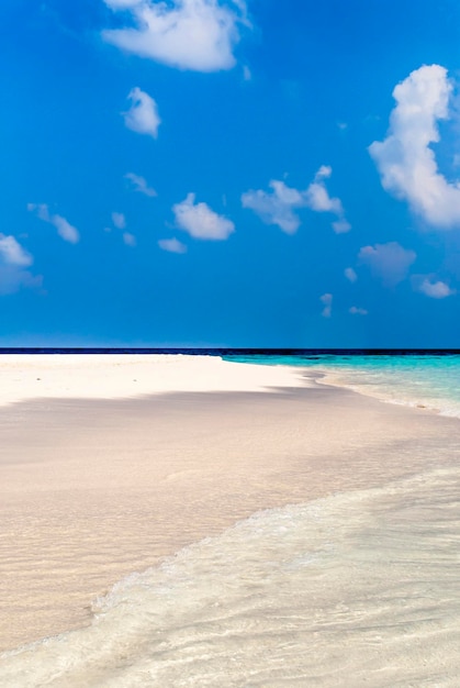 Schöner Blick auf den Strand vor blauem Himmel