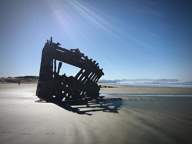 Schöner Blick auf den Strand vor blauem Himmel