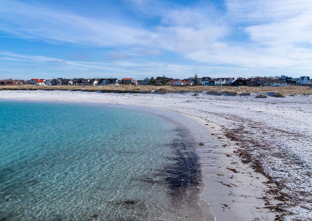 Foto schöner blick auf den strand vor blauem himmel