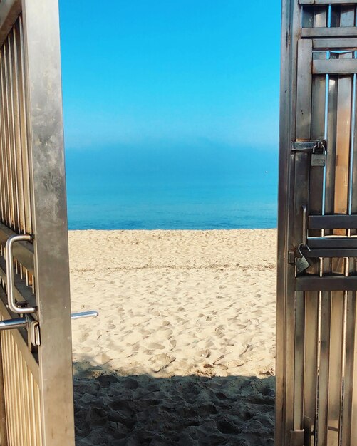 Foto schöner blick auf den strand vor klarem blauen himmel