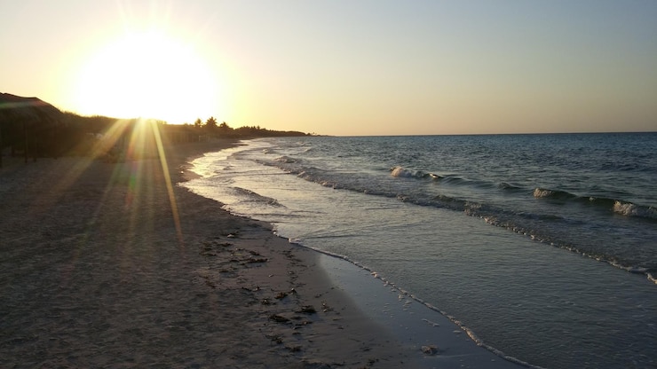 Foto schöner blick auf den strand vor klarem himmel beim sonnenuntergang