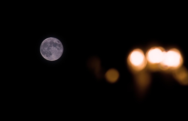 Schöner Blick auf den Vollmond gegen den klaren Himmel in der Nacht