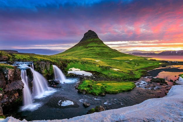 Schöner Blick auf den Wasserfall beim Sonnenuntergang
