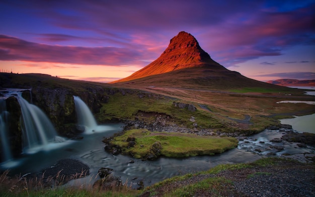 Schöner Blick auf den Wasserfall gegen den Himmel beim Sonnenuntergang