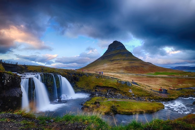 Schöner Blick auf den Wasserfall Kirkjufellsfoss vor bewölktem Himmel