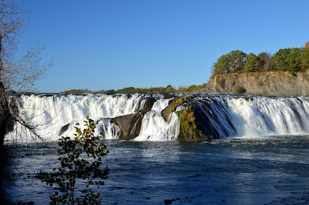 Schöner Blick auf den Wasserfall vor klarem blauen Himmel