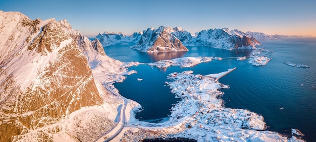 Schöner Blick auf die Berge am Meer vor klarem Himmel