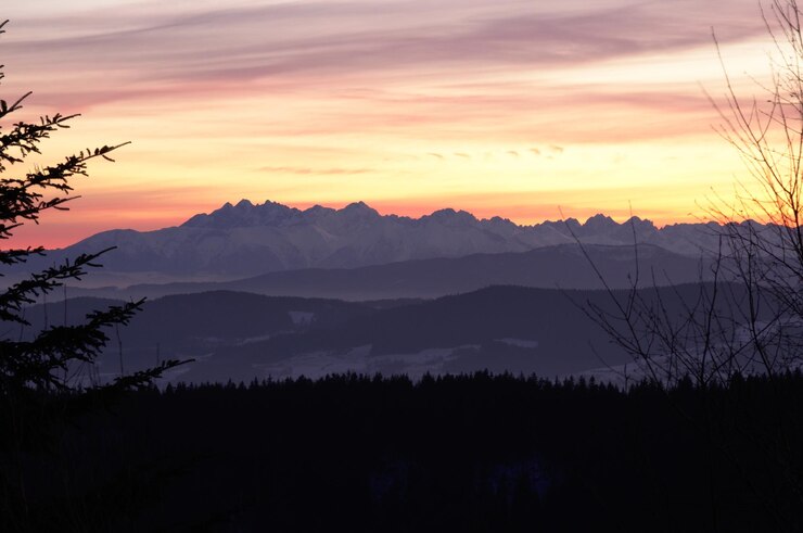 Foto schöner blick auf die berge beim sonnenuntergang
