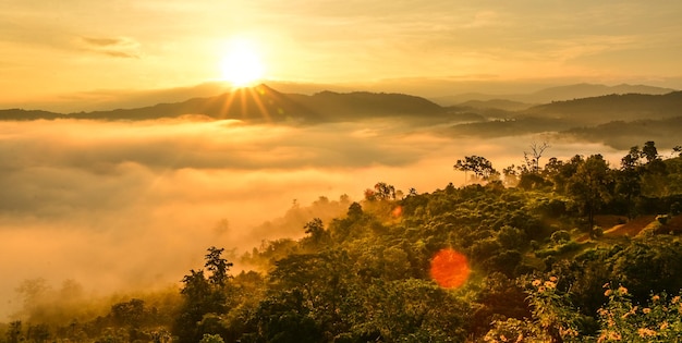 Schöner Blick auf die Berge gegen den bewölkten Himmel beim Sonnenuntergang
