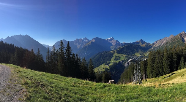 Schöner Blick auf die Berge gegen den blauen Himmel