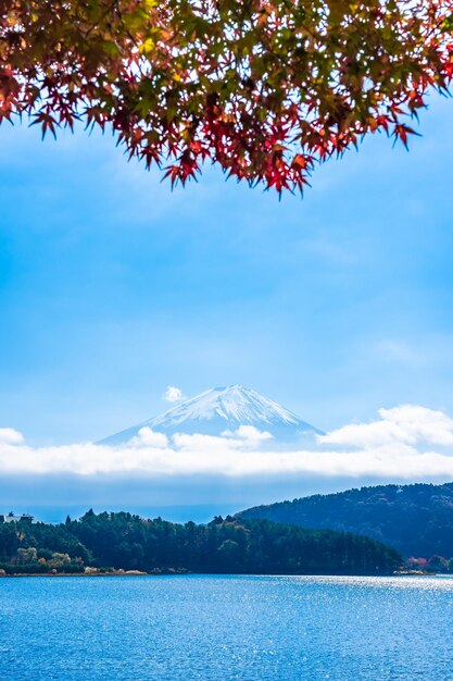 Foto schöner blick auf die berge gegen den blauen himmel