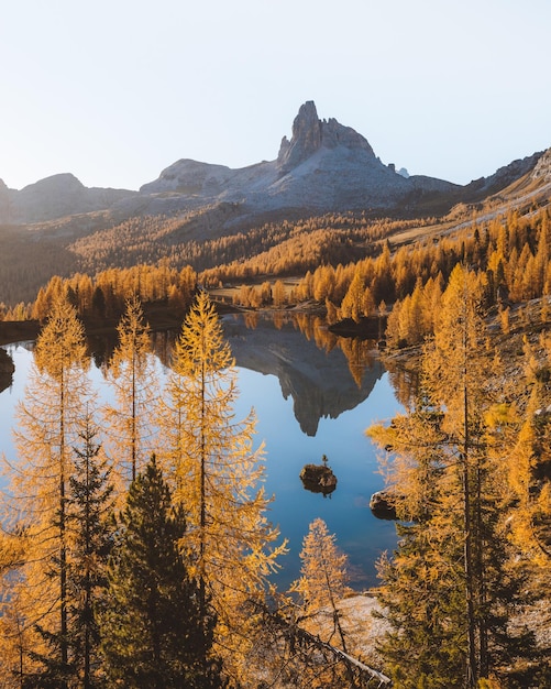 Foto schöner blick auf die berge gegen den himmel im herbst