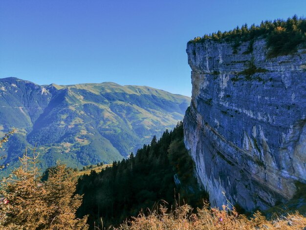 Foto schöner blick auf die berge gegen den klaren blauen himmel