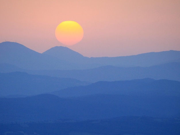 Schöner Blick auf die Berge gegen den klaren Himmel beim Sonnenuntergang