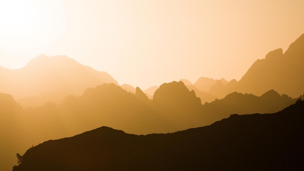 Schöner Blick auf die Berge gegen den klaren Himmel beim Sonnenuntergang