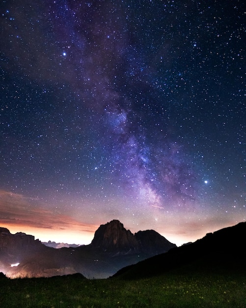 Foto schöner blick auf die berge gegen den nachthimmel