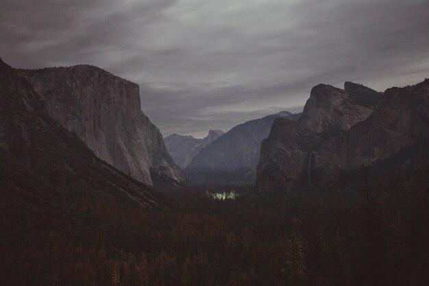 Foto schöner blick auf die berge gegen den nachthimmel