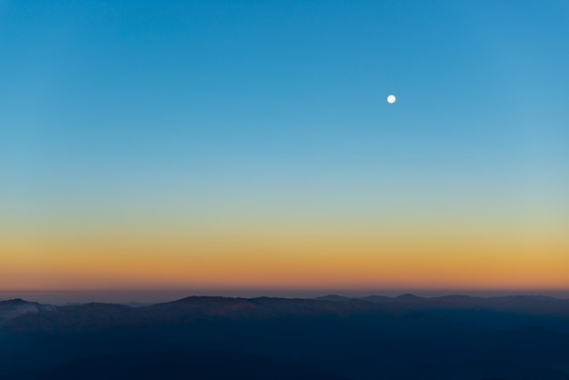 Foto schöner blick auf die berge gegen den vanillefarbenen himmel