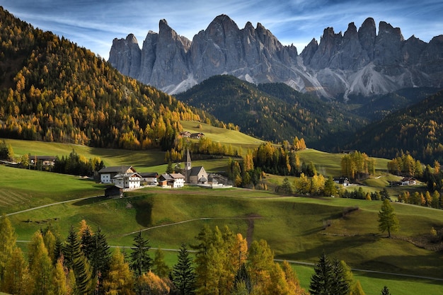 Schöner Blick auf die Berge im Herbst