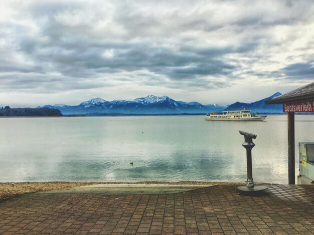 Foto schöner blick auf die berge vor einem bewölkten himmel