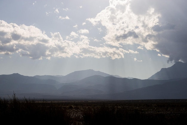 Schöner Blick auf die Berge vor einem bewölkten Himmel