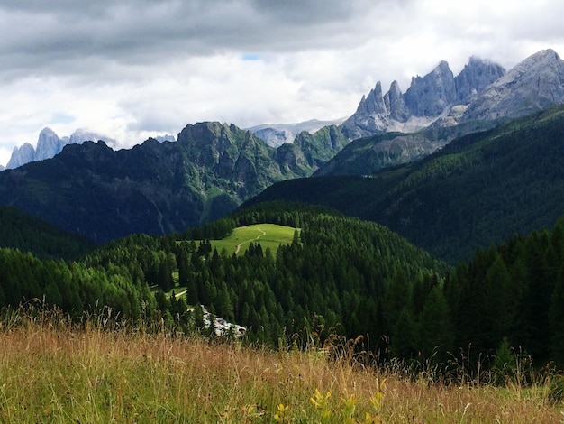 Schöner Blick auf die Berge vor einem bewölkten Himmel