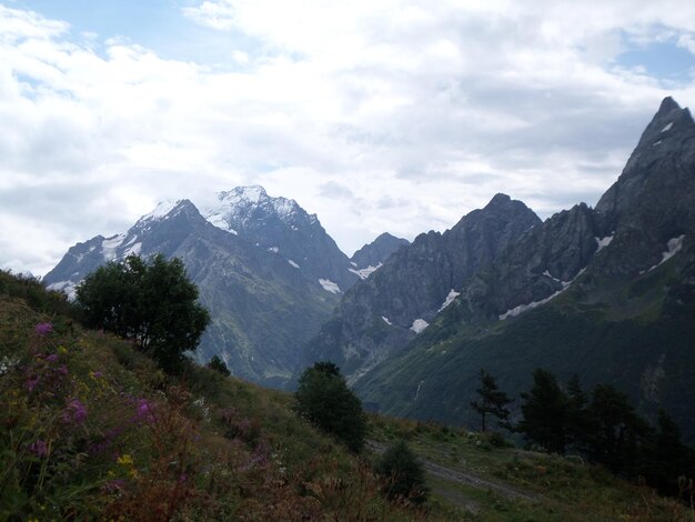 Foto schöner blick auf die berge vor einem bewölkten himmel