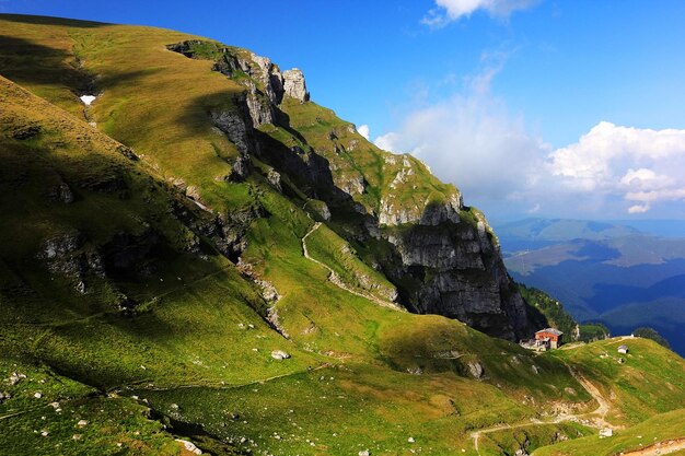 Foto schöner blick auf die berge vor einem bewölkten himmel.