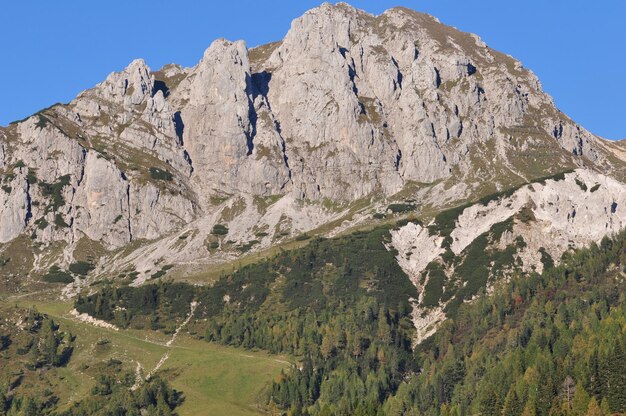 Foto schöner blick auf die berge vor klarem himmel