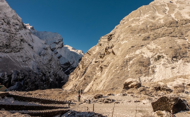 Schöner Blick auf die Berge vor klarem Himmel