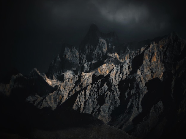 Schöner Blick auf die Bergkette in der Nacht