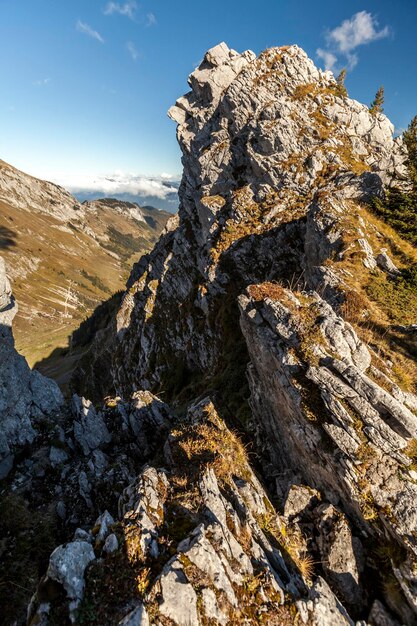 Foto schöner blick auf die felsigen berge vor dem himmel.