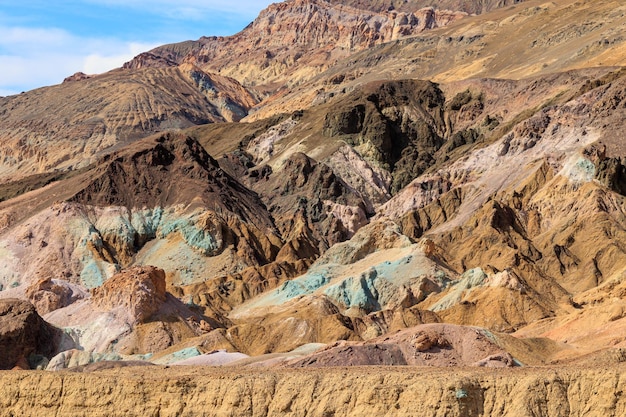 Schöner Blick auf die felsigen Berge