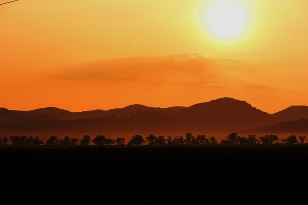 Schöner Blick auf die Silhouette der Berge gegen den romantischen Himmel beim Sonnenuntergang