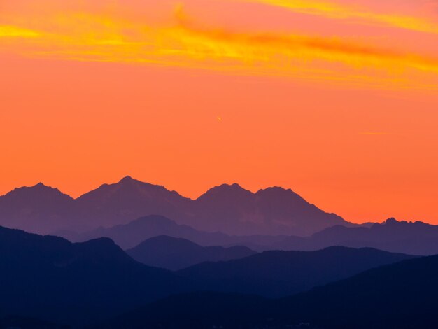 Schöner Blick auf die Silhouette der Berge gegen den romantischen Himmel beim Sonnenuntergang