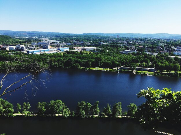 Foto schöner blick auf die stadt vor klarem blauen himmel