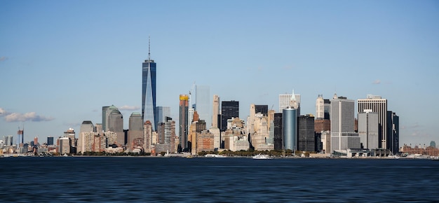 Schöner Blick auf die Uferpromenade von Manhattan
